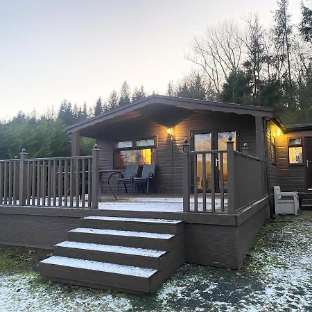 Stunning 4-Bedroom Cabin With Hot Tub In Beattock! Buitenkant foto