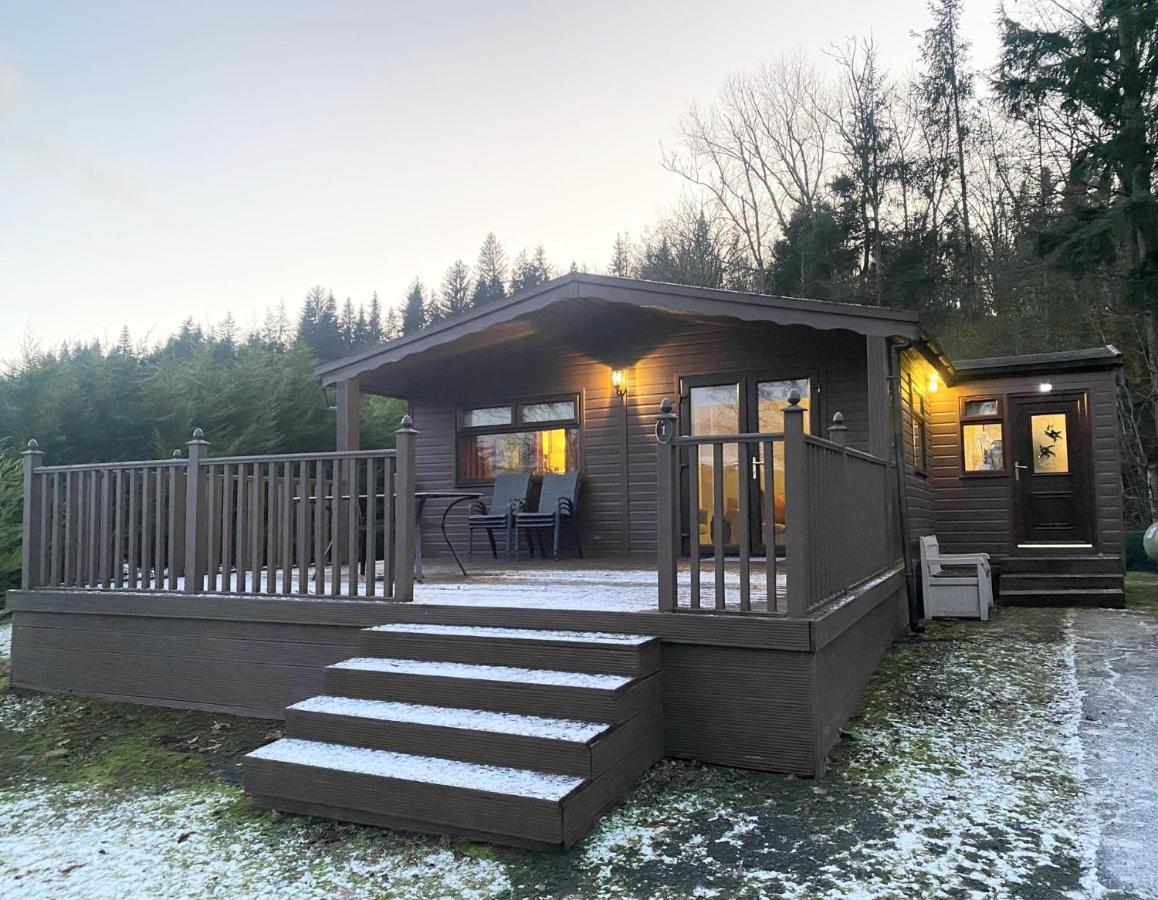 Stunning 4-Bedroom Cabin With Hot Tub In Beattock! Buitenkant foto