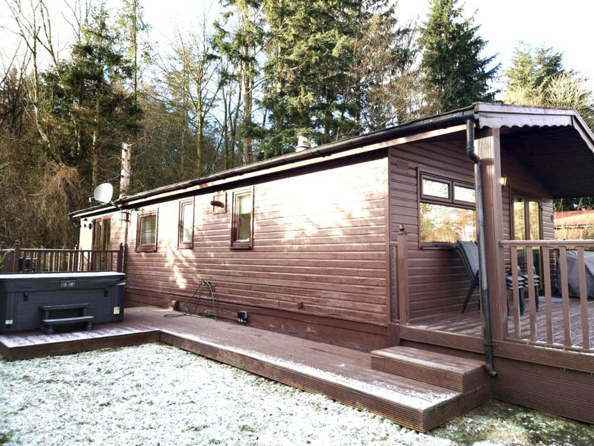 Stunning 4-Bedroom Cabin With Hot Tub In Beattock! Buitenkant foto