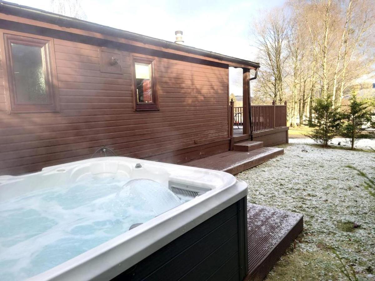 Stunning 4-Bedroom Cabin With Hot Tub In Beattock! Buitenkant foto