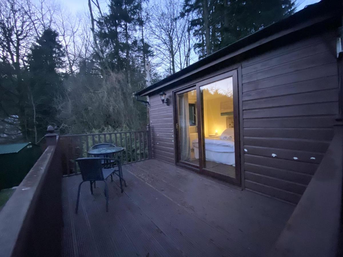 Stunning 4-Bedroom Cabin With Hot Tub In Beattock! Buitenkant foto