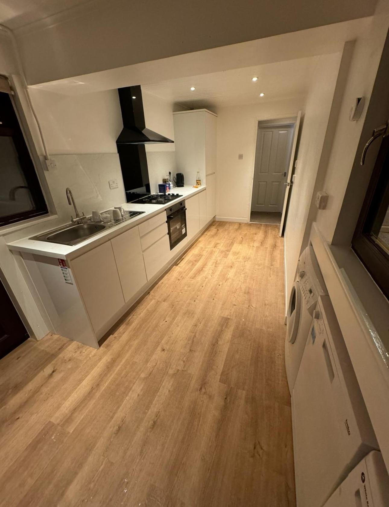 Stunning 4-Bedroom Cabin With Hot Tub In Beattock! Buitenkant foto